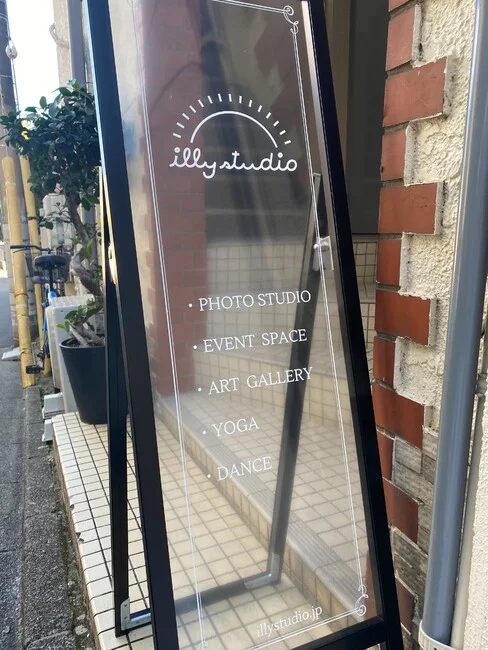 ヘアメイクサロンやフォトスタジオ、レンタルスペースのある建物のショップサインを製作しました!