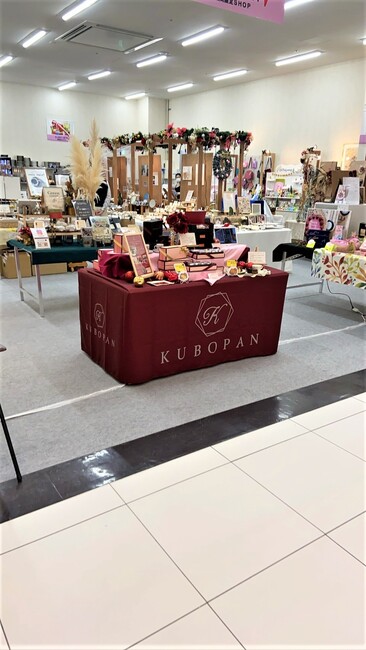 上品な赤が目を引く期間限定洋菓子販売ブースのテーブルクロスを製作しました!