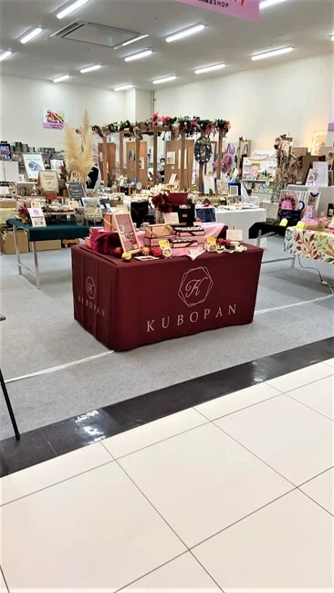 上品な赤が目を引く期間限定洋菓子販売ブースのテーブルクロスを製作しました!