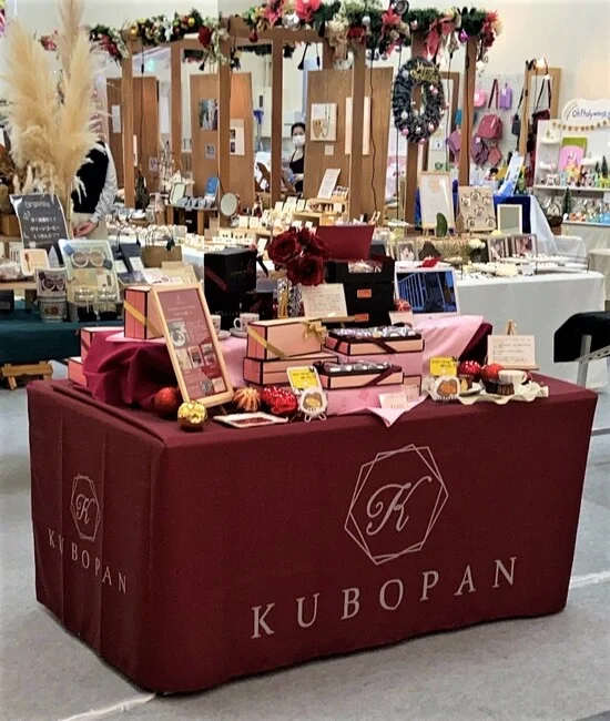 上品な赤が目を引く期間限定洋菓子販売ブースのテーブルクロスを製作しました!