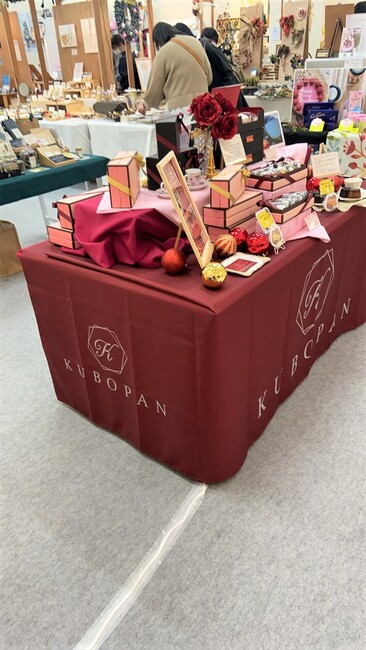 上品な赤が目を引く期間限定洋菓子販売ブースのテーブルクロスを製作しました!