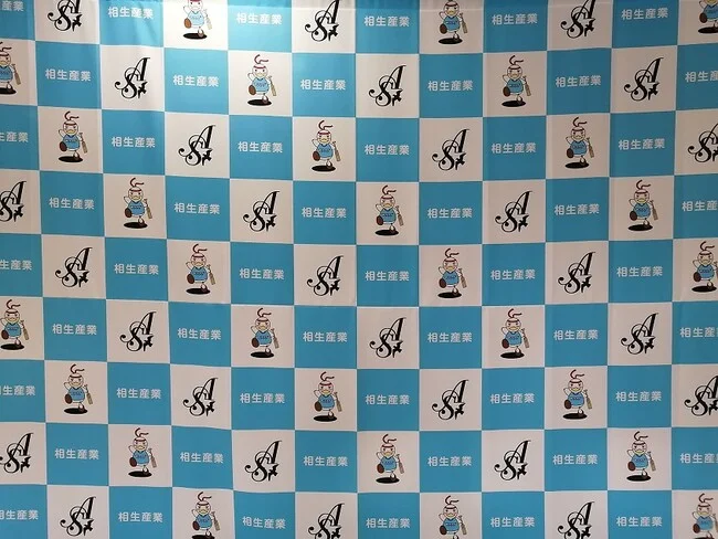 高校のゆるきゃらやロゴを使用した格子柄のバナースクリーンを製作しました!