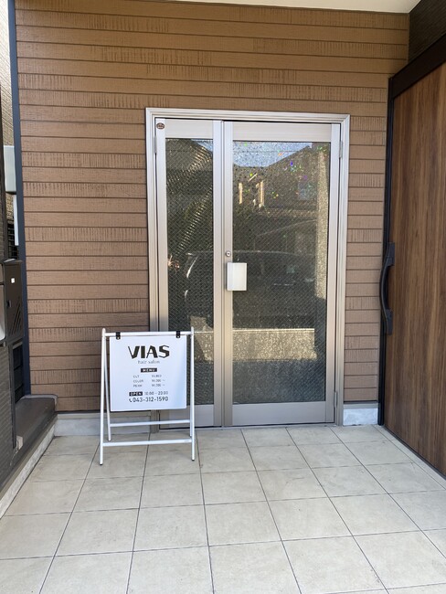 白黒のクールなヘアサロンの店頭看板を製作しました。