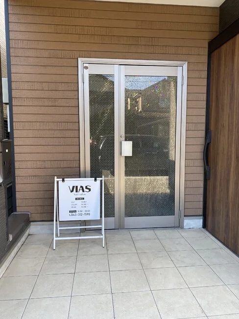 白黒のクールなヘアサロンの店頭看板を製作しました。