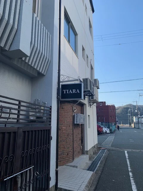 改修された店舗の突出し看板を製作しました!