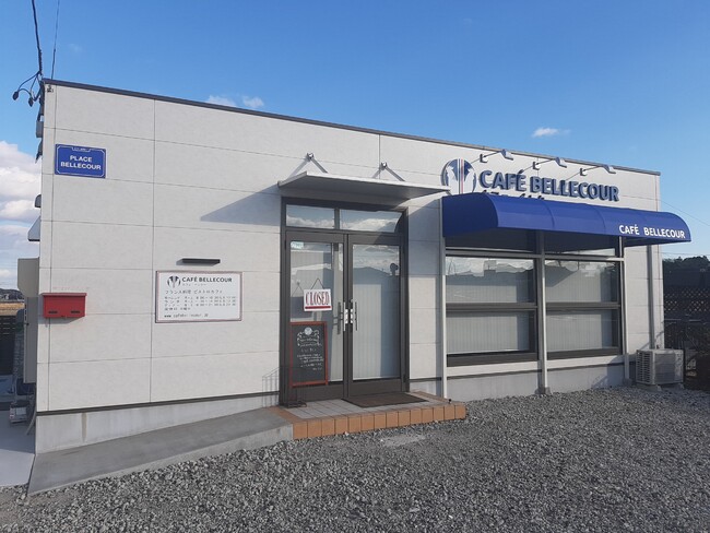 ベージュの外壁に青色が目立つプレート看板を製作しました!