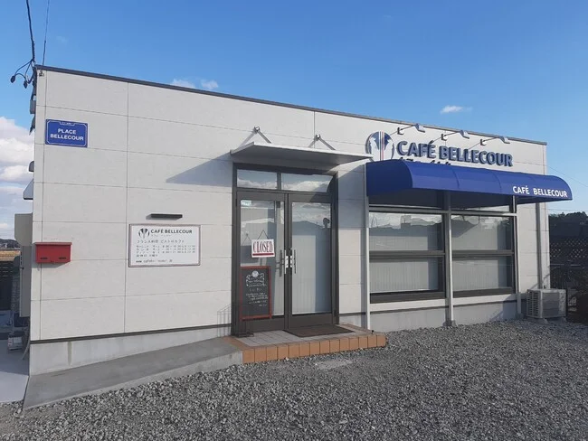 ベージュの外壁に青色が目立つプレート看板を製作しました!