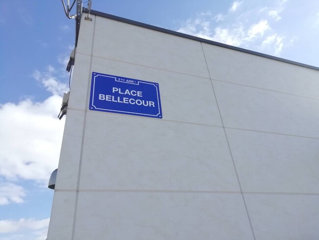 ベージュの外壁に青色が目立つプレート看板を製作しました!