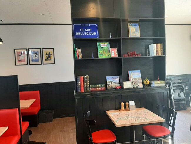 ベージュの外壁に青色が目立つプレート看板を製作しました!