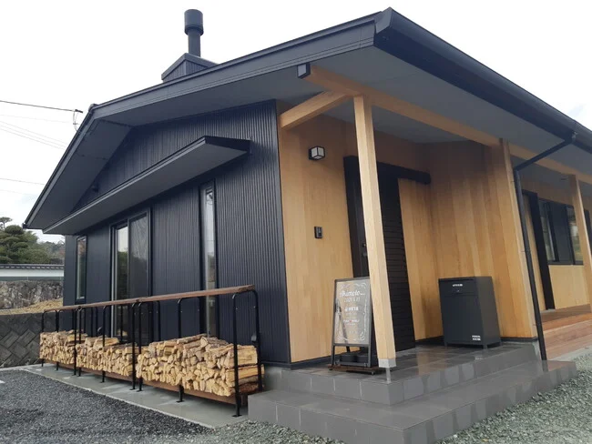 薪ストーブのある住宅に設置する透明アクリルの看板を製作しました!