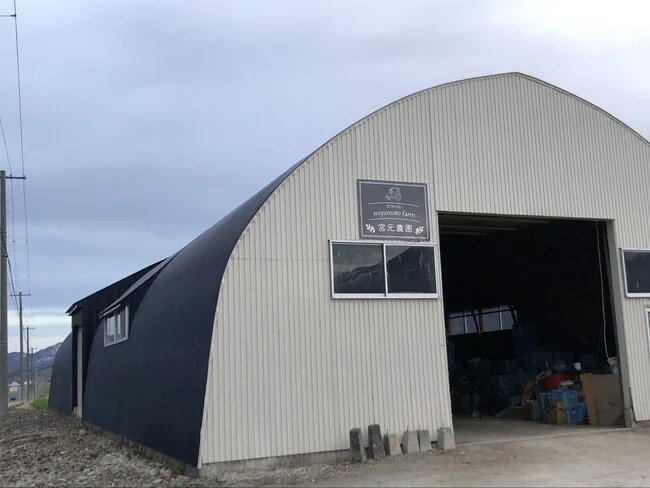 トラクターのイラストが印象的な農園のプレート看板を製作しました!