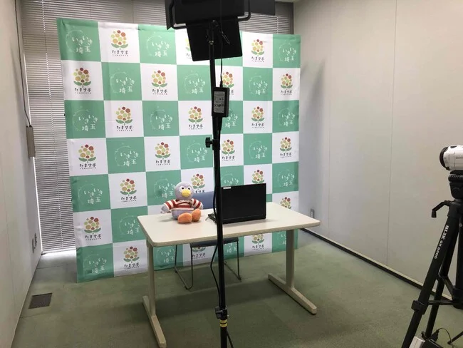 2種類のロゴを使用した同じデザインの背景幕とバックパネルを製作しました!