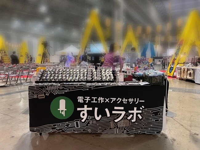 回路の背景が目を引く販売用ブースのテーブルクロスを製作しました!