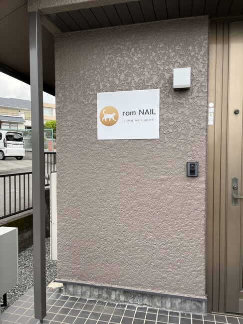 猫のロゴが目を引くネイルサロンのプレート看板を製作しました!