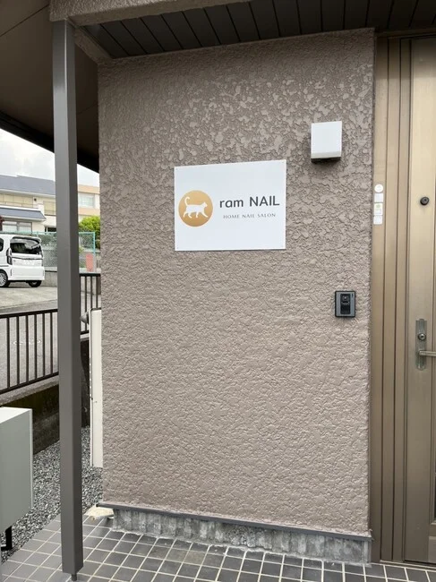 猫のロゴが目を引くネイルサロンのプレート看板を製作しました!