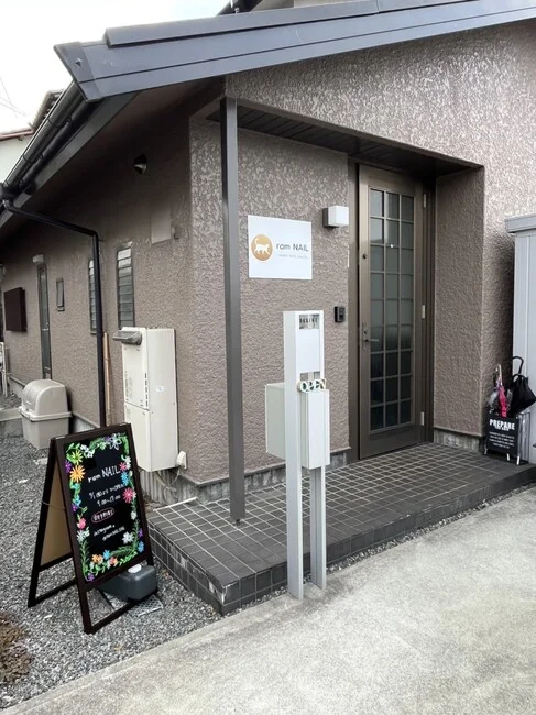 猫のロゴが目を引くネイルサロンのプレート看板を製作しました!