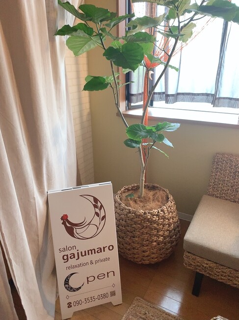 オープンを控えたサロンの店頭看板を製作しました!