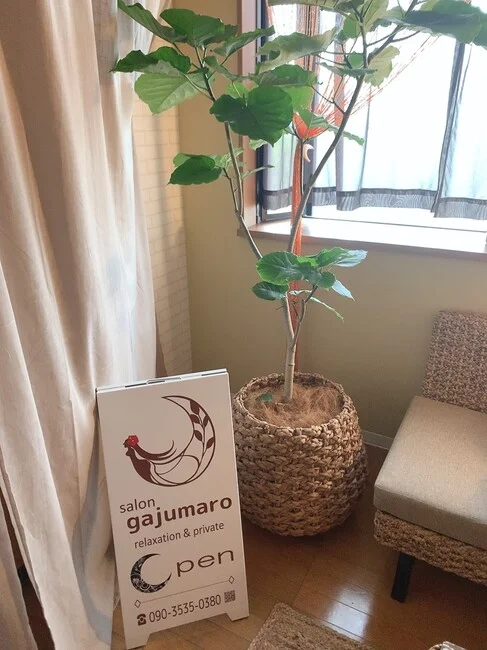 オープンを控えたサロンの店頭看板を製作しました!