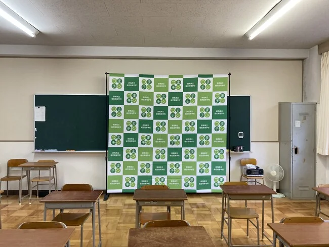 緑の格子が学校に馴染むバナーを製作しました!