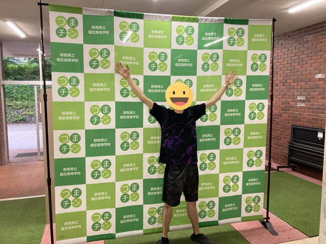 緑の格子が学校に馴染むバナーを製作しました!