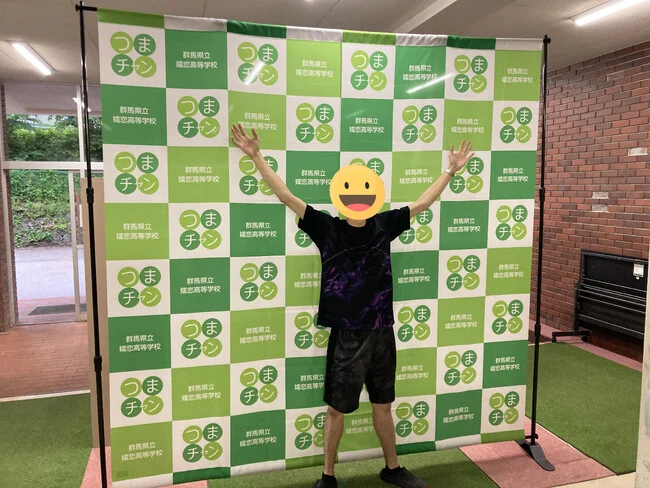 緑の格子が学校に馴染むバナーを製作しました!