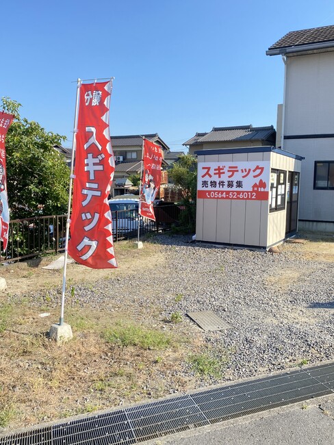 弊社のデザインをリサイズ・色変更した大きいプレート看板を製作しました!