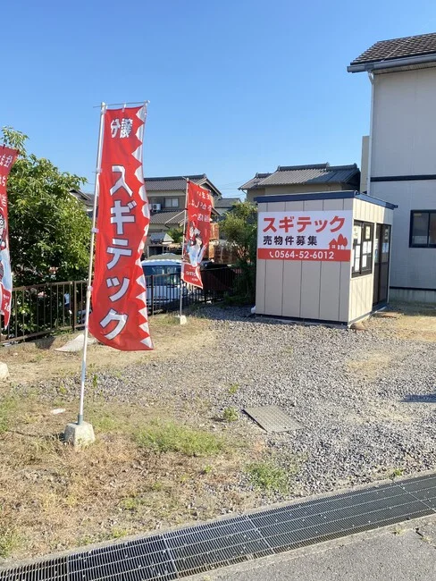 弊社のデザインをリサイズ・色変更した大きいプレート看板を製作しました!