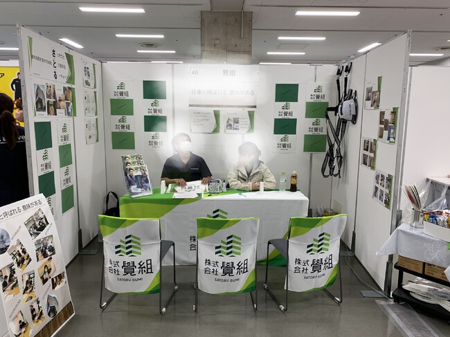 類似のデザインで統一感のあるテーブルクロスと椅子カバーを製作しました!