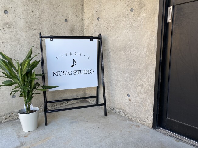 レンタルスペースのシックな雰囲気の看板を製作しました！