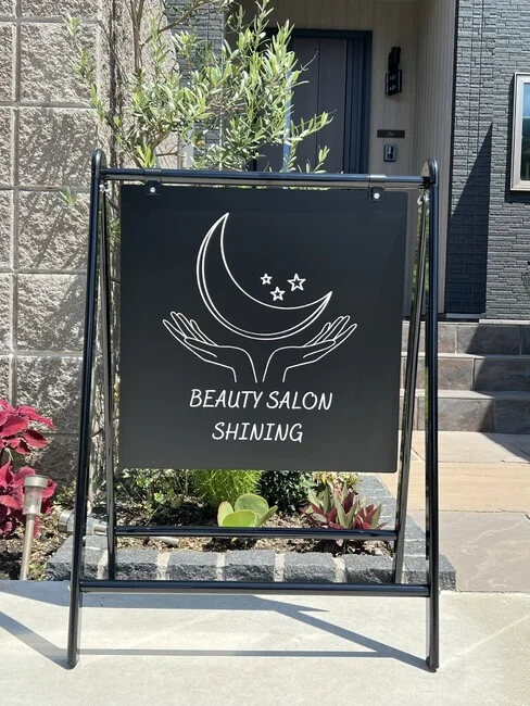 黒い面板に白いロゴが映えるサロンの店頭看板を製作しました！
