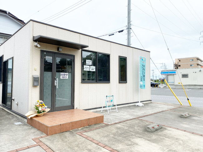 葉っぱのデザインが透明アクリルに映えるBサインを製作しました！