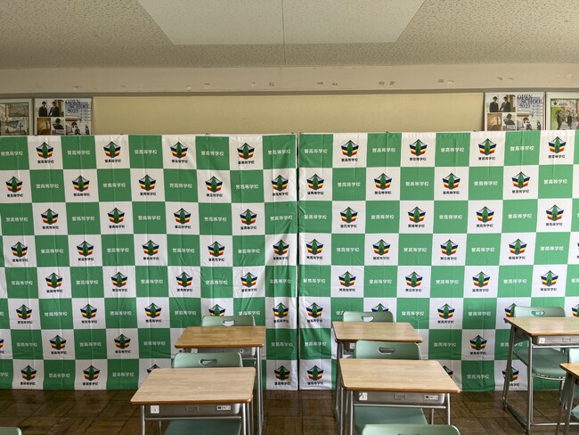 緑が教室に映える学校名と校章の格子柄のバックパネルを製作しました！