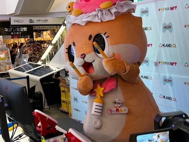 3種類のロゴを使用した格子柄のバックパネルを製作しました！