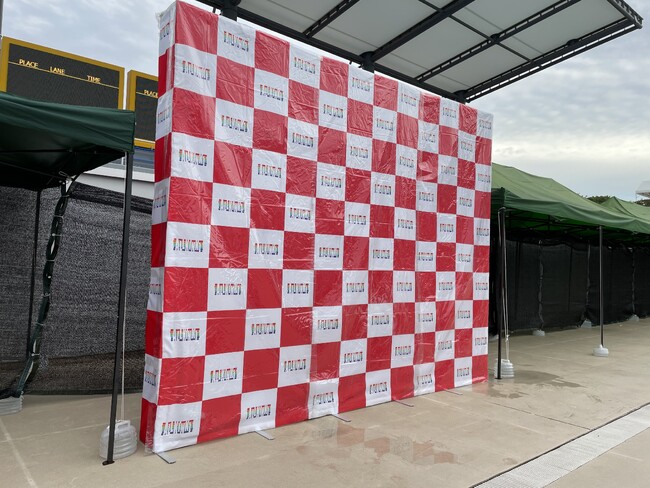 紅白柄がよく目立つ水泳大会のバックパネルを製作しました！