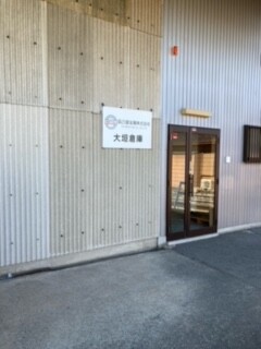 シンプルで分かりやすい倉庫用のプレート看板を製作いたしました。