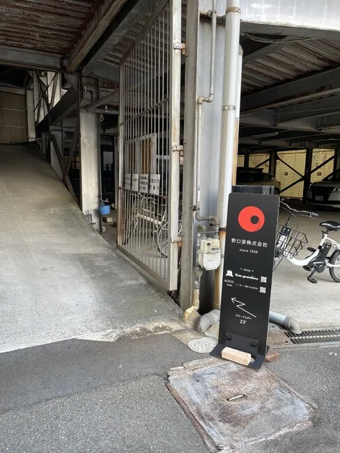 黒地に赤いロゴが目印の靴の卸業様のフラットパネルスタンドを製作いたしました。