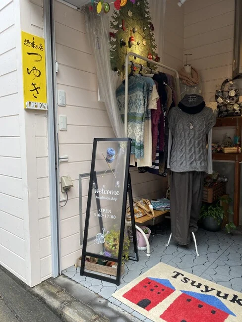 毛糸が宙に浮いて見えるオシャレな透明看板を製作いたしました。