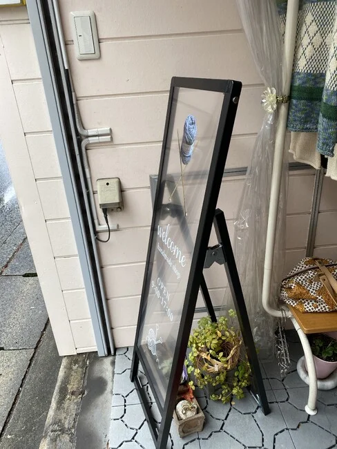 毛糸が宙に浮いて見えるオシャレな透明看板を製作いたしました。