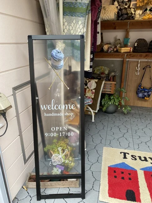 毛糸が宙に浮いて見えるオシャレな透明看板を製作いたしました。
