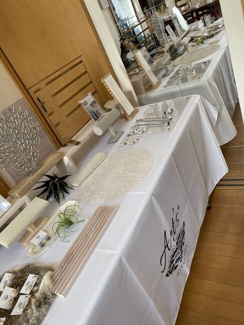 アクセサリーブランド様の上品なテーブルクロスを製作させていただきました。
