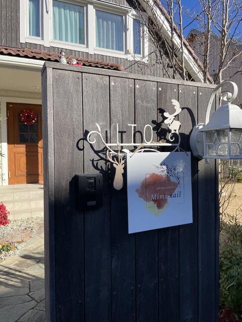 オシャレなネイルサイン様のプレート看板を製作いたしました。