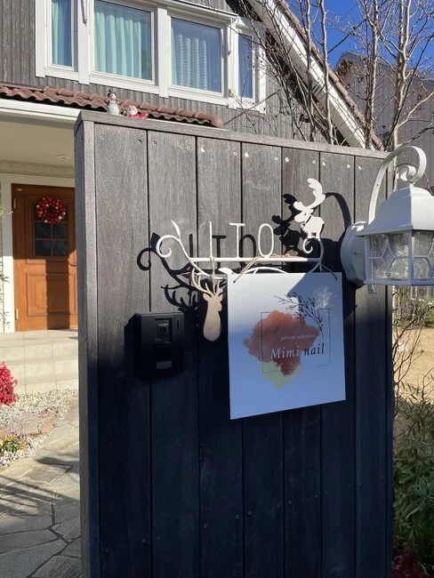 オシャレなネイルサイン様のプレート看板を製作いたしました。