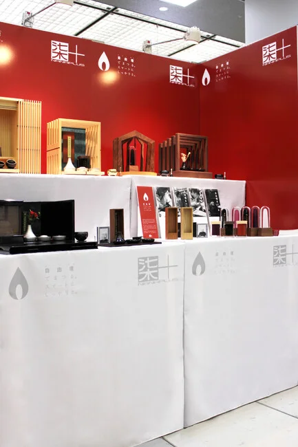 伝統工芸品を展示する格式のあるオリジナルテーブルクロスを製作いたしました。