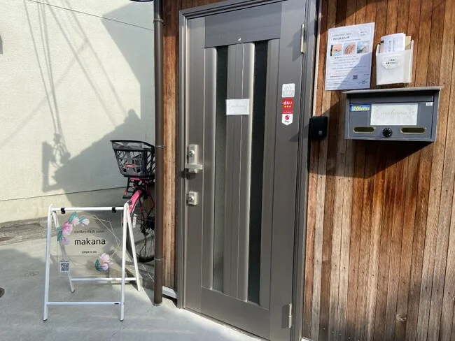 透明感がオシャレなネイルサロン様のBサインを製作いたしました。