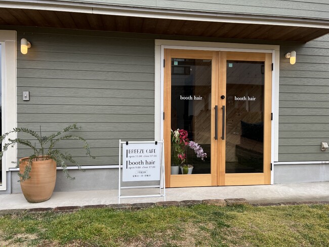 オシャレな外観にもマッチする美容室様の店頭看板を製作いたしました。