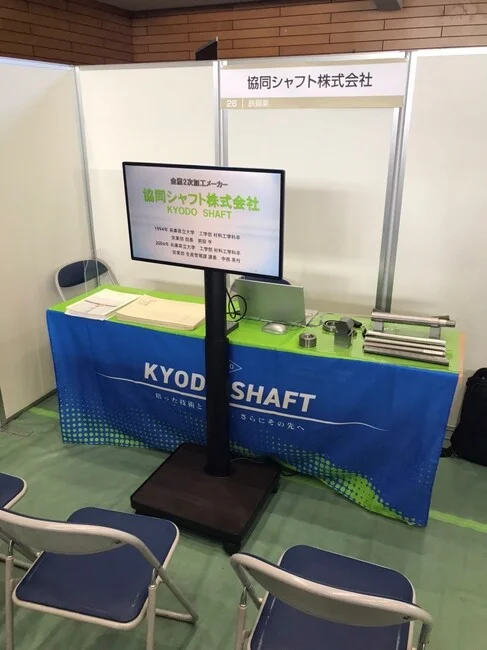 青と緑のオシャレなデザインが目を引く製造業様のオリジナルテーブクロスを製作させていただきました。