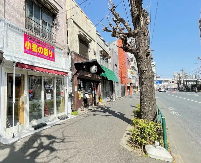 赤と黄色のコントラストがよく映える！パン屋さんのプレート看板を製作いたしました。