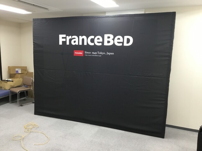 ブース毎に色分けされたベットの製造等を行う会社様のバックパネルを製作させていただきました。
