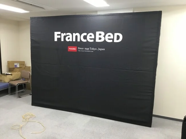 ブース毎に色分けされたベットの製造等を行う会社様のバックパネルを製作させていただきました。