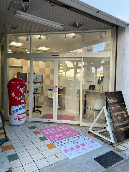 足元でお客様を誘導する不動産会社様のオリジナルフロアマットを製作いたしました。